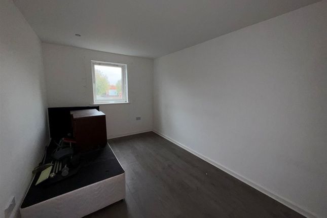 Elmira Way, SALFORD photo 5
