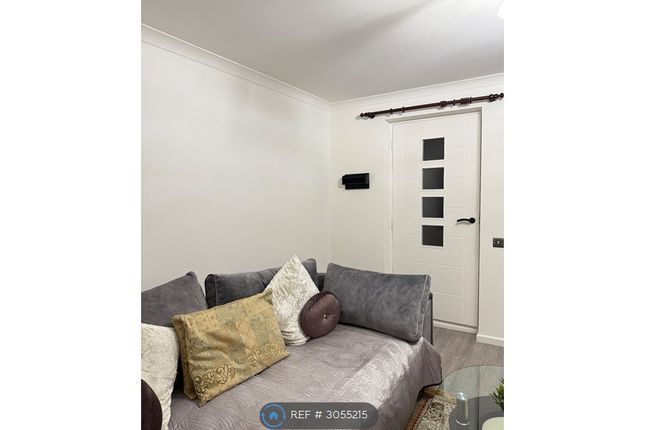 Newcombe Rise, West Drayton photo 4