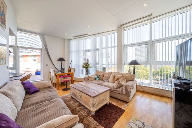 Apartment 154, Oyster Wharf, 18 Lombard Road, London photo 2