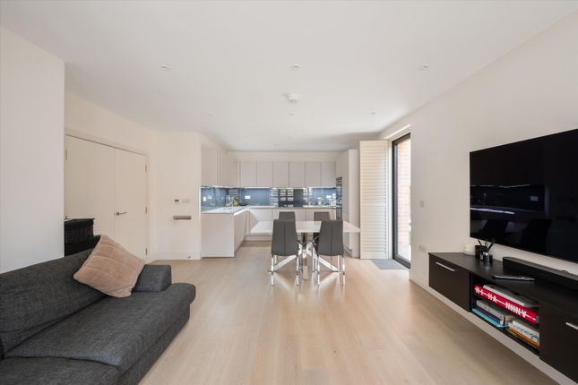 Flat for sale in Kidderpore Avenue, London