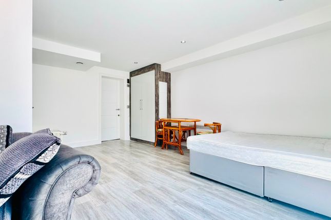 151 Flat 2, High Street, Brentwood photo 4