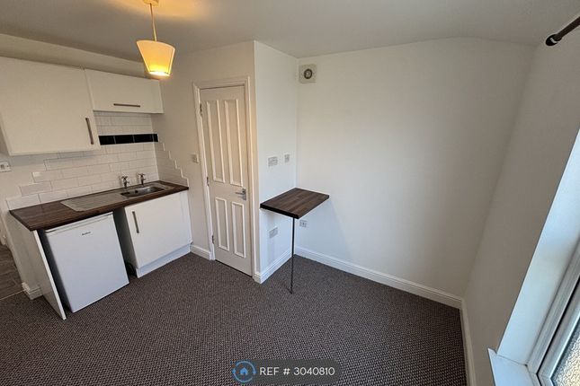 Flat, London Road South, Lowestoft photo 3