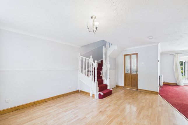 19, Redford Close, Middlesex photo 2