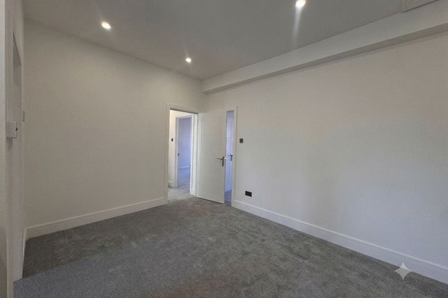 Flat, 5A Whiteleys Parade Uxbridge Road, Uxbridge photo 5
