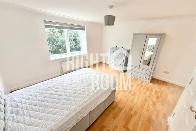 96 Grimsby Grove, London photo 5