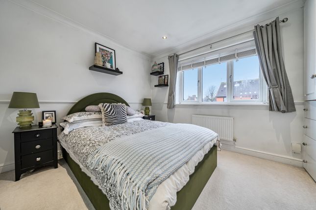 4, Woollett Close, Dartford photo 2