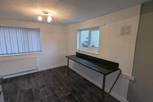 53, Summer Hall Ing, Bradford photo 5