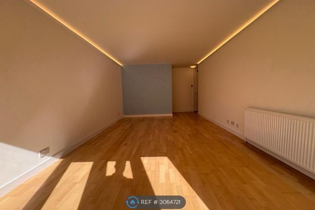 Flat, Sherbrook House Ballards Lane, London photo 3