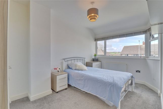 Room 5, 29, Moseley Wood Green, West Yorkshire photo 5
