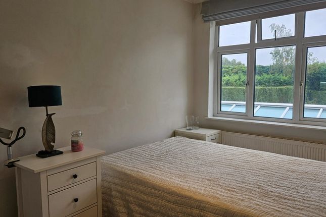 Flat Room 4, 20, Sherwood Road, London photo 2