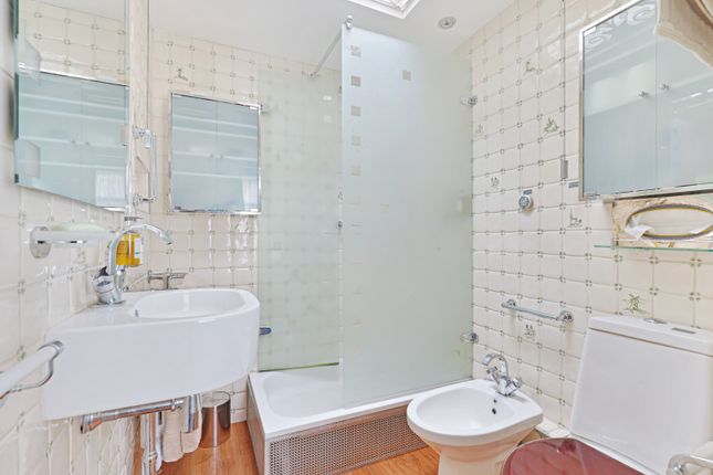 Link-detached house for sale in North Hill, London