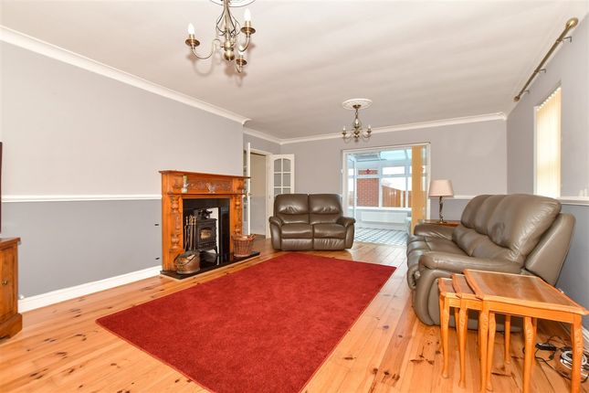 Carlsden Close, Dover photo 3