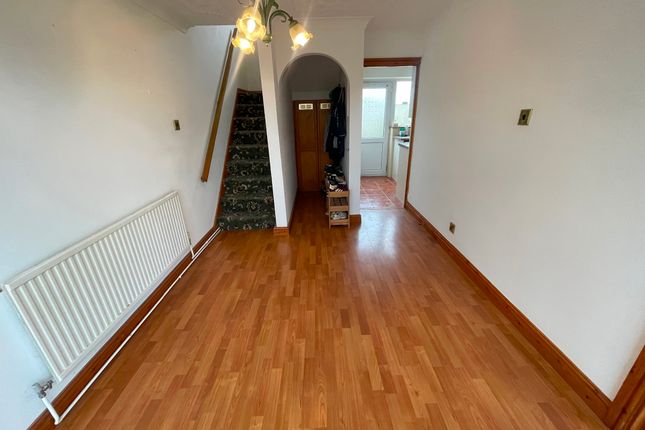 48 Wembley, Neath photo 5