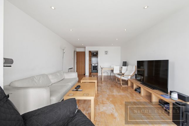 Flat to rent in St. Davids Square, London