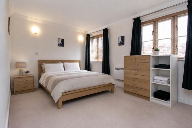 1-bed house on Flat 14, Elizabeth House, Elizabeth Drive, Banstead, £1,400/mo
