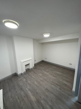Second Floor Flat, 60A, The Broadway, Greenford photo 2