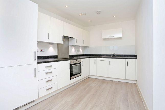 Flat to rent in Featherstone Road, Southall