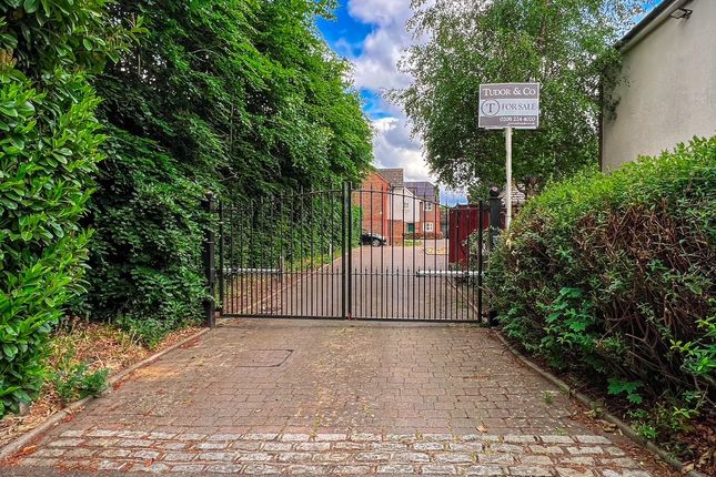 Knights Close, West Molesey photo 2