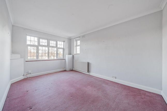 Flat for sale in Watts Road, Thames Ditton
