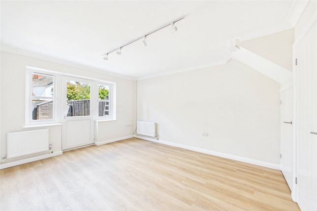 8, Mill Close, Surrey photo 4