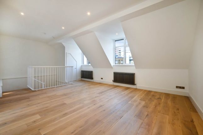 Flat to rent in Parker Street, Holborn, London