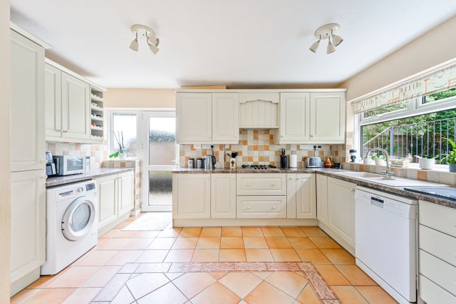 27 Ringwood Grove, Weston s Mare photo 3