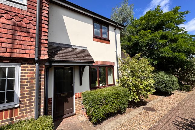 16 Little Manor Gardens - Front Photo 1