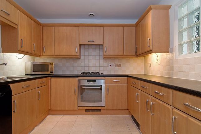Flat to rent in Sparkes Close, Bromley