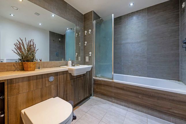 Flat for sale in East Drive, London
