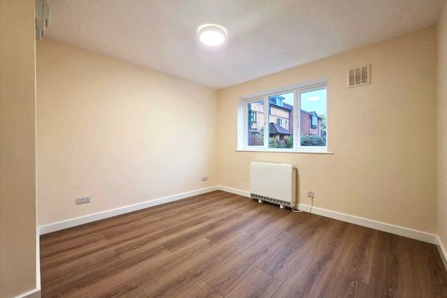 Springwood Crescent, Edgware photo 4