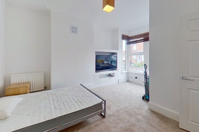 21 Trelawn Avenue, Leeds photo 4