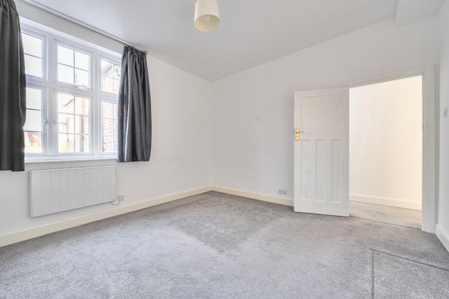 66a,, Pinner Green, Pinner photo 2