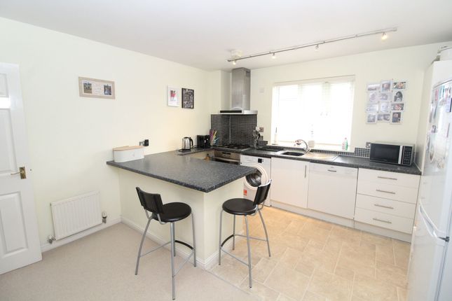 3 Hopton Grove, Newport Pagnell photo 3