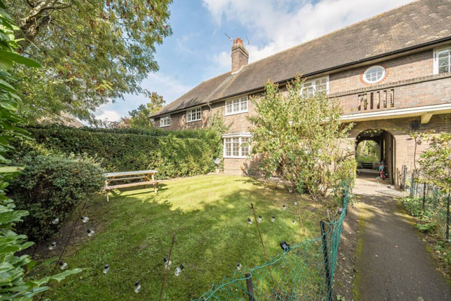 Neale Close, Neale Close, Hampstead Garden Suburb photo 2