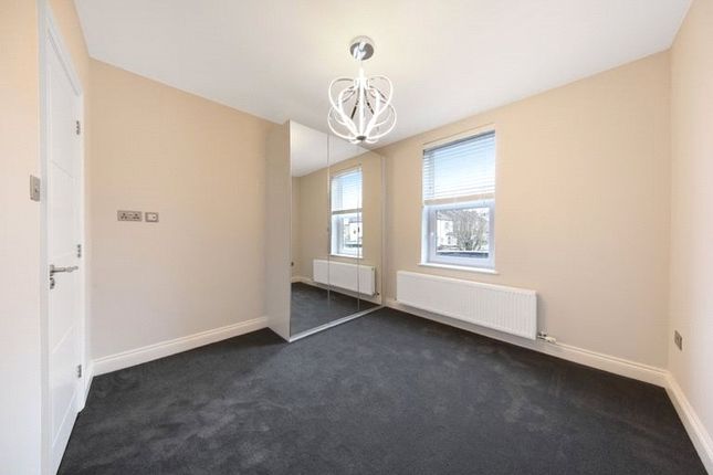Flat to rent in Lancaster Road, Enfield, Middlesex