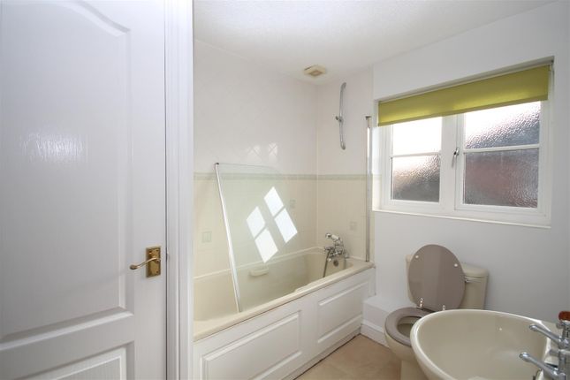 Detached house for sale in Poundfield Way, Twyford, Reading