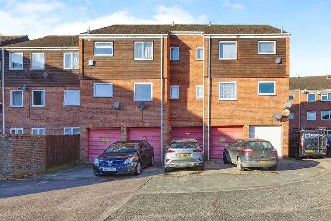 Thumbnail Flat for sale in Rochfords Gardens, Slough