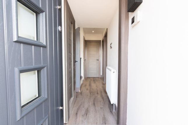 2 Hawthorn Gardens, Mossend photo 2