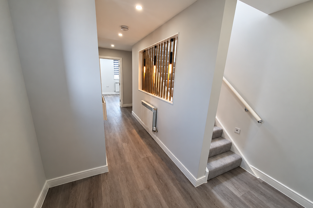 815A , High Road, London photo 2