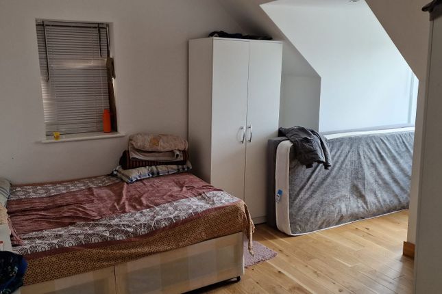 1-bed flat on Hanworth Road, Hounslow, £350,000