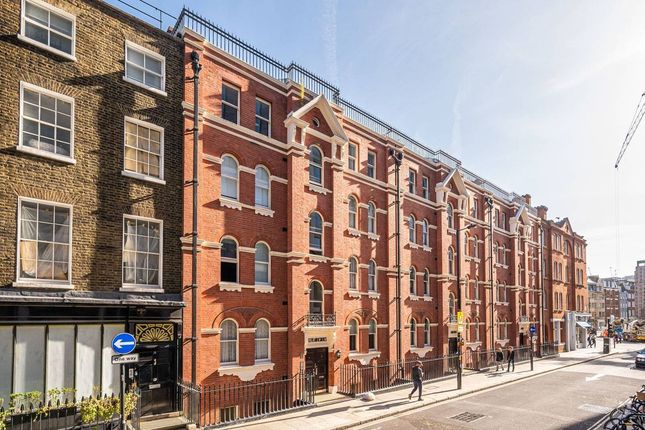 Flat to rent in Cleveland Street, Fitzrovia, London