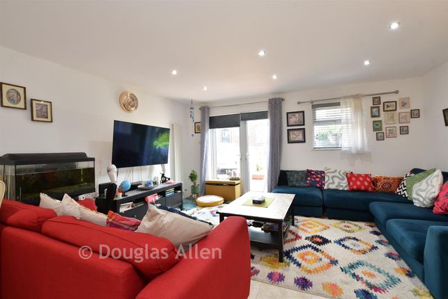 23, Pershore Close, Ilford photo 2