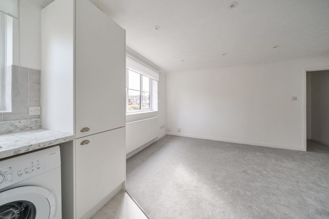 8, Constantius Court, Church Crookham photo 4
