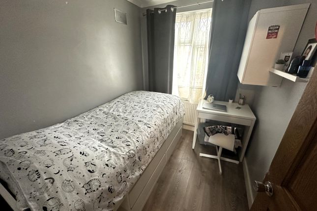 End terrace house for sale in Summit Road, Northolt