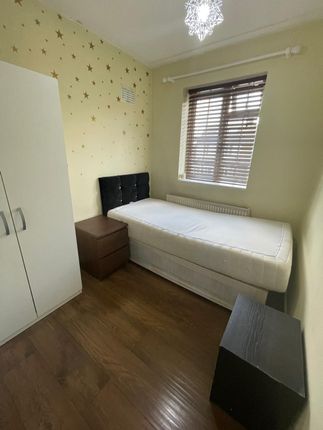 Thumbnail Room to rent in Queen's Road, Hayes