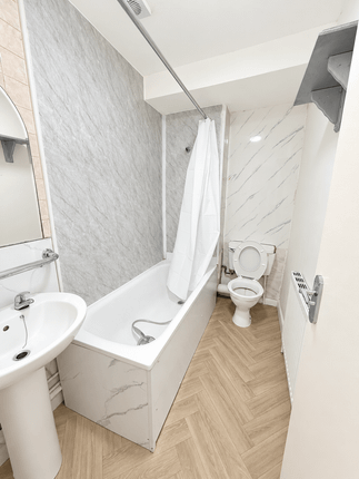 573a Romford Road, London photo 5