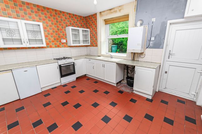 7 Cliff Mount, Bury photo 2