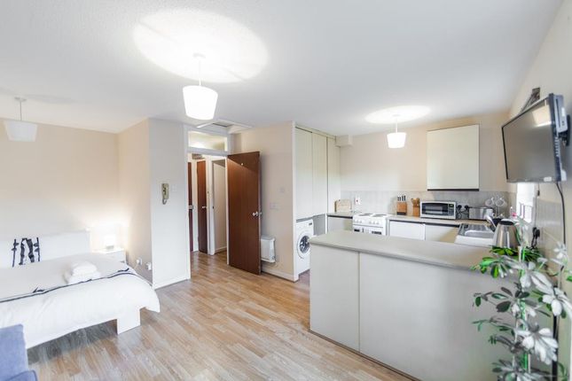 16 Churchill Court, 94, Ashbourne Road, London photo 3