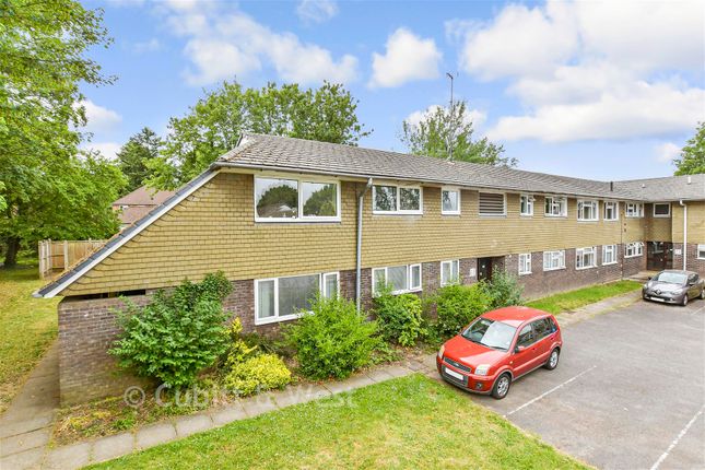 27, Proctor Gardens, Great Bookham photo 2
