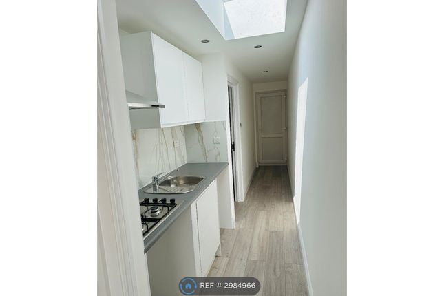 Sunningdale Avenue, Feltham photo 4